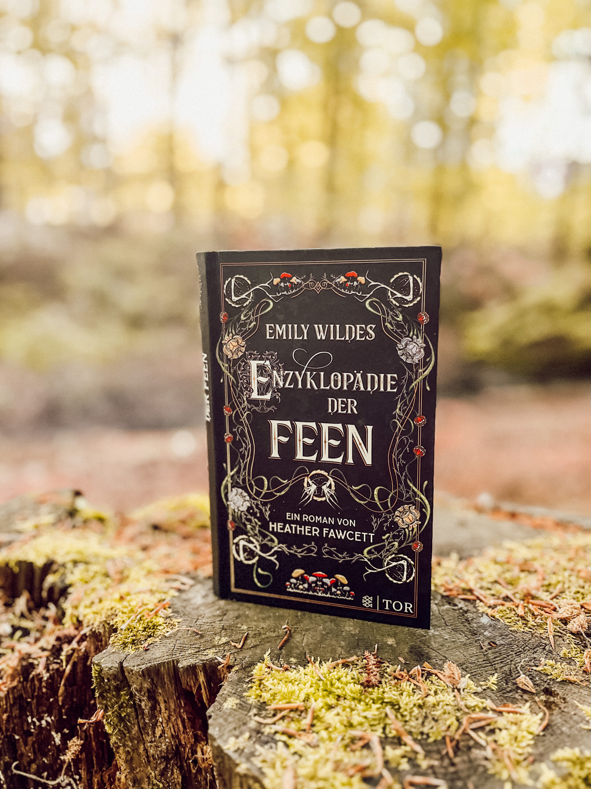 Emily Wildes Enzyklopädie der Feen Buch im Wald auf Baumstamm Fantasy