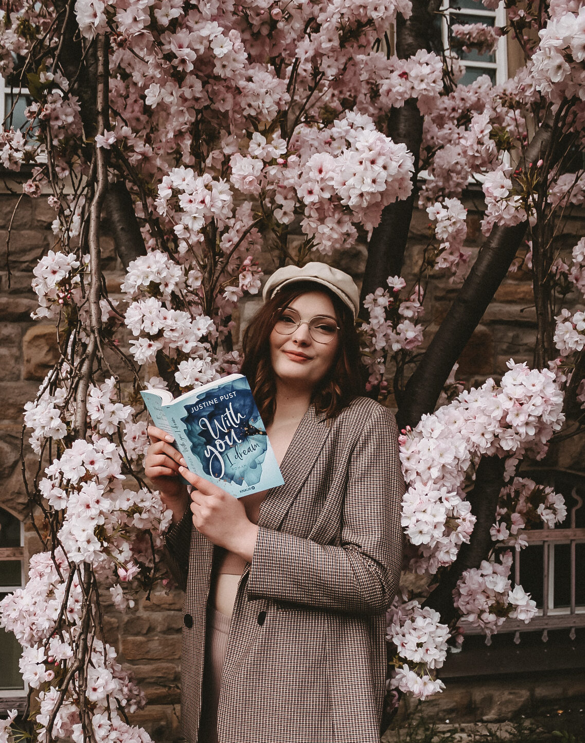 With you I dream Justine Pust Mädchen mit Buch in der Hand Bookstagram Bild Kirschblüten