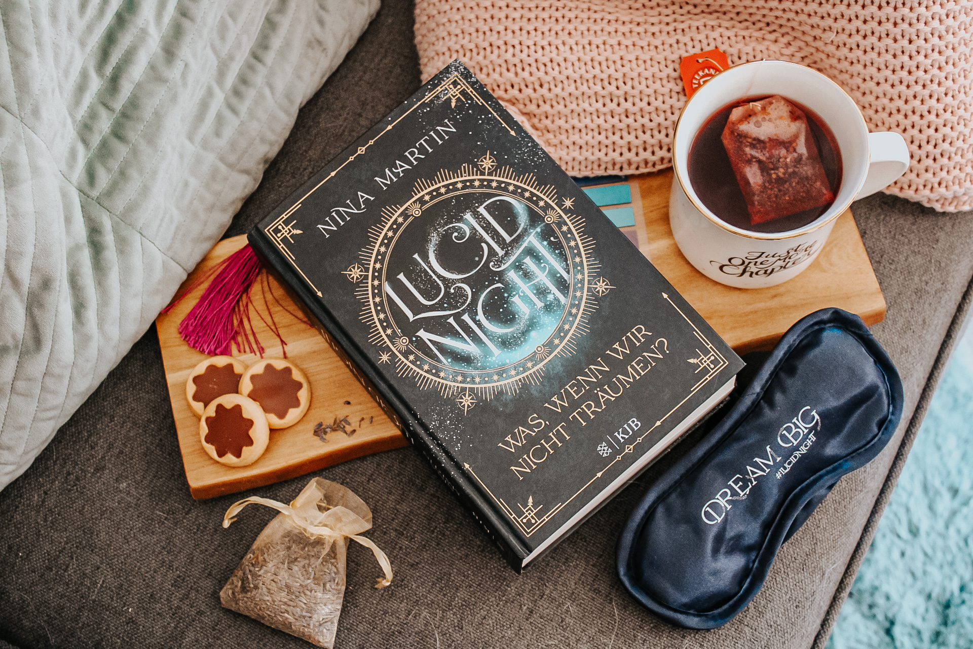 Lucid Night Jugendbuch von Nina Martin Rezension Buch mit Tee und Keksen