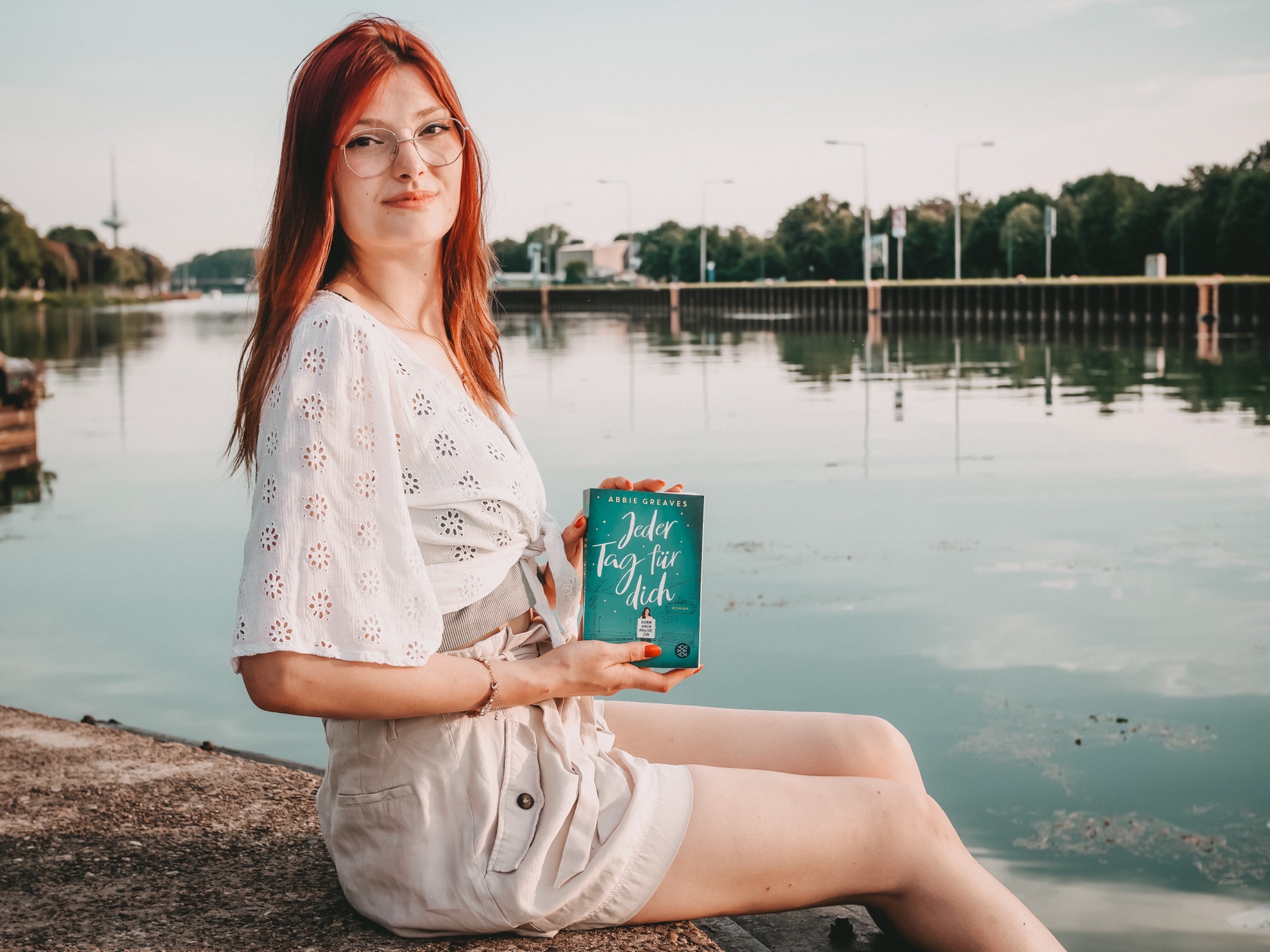 Jeder Tag für dich von Abbie Greaves Fischer Verlag rohaariges Mädchen mit Buch in der Hand am Wasser