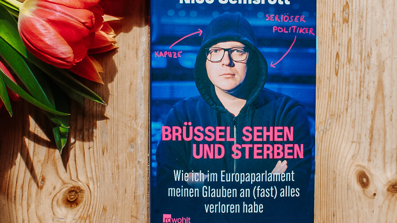 Brüssel sehen und sterben  von Nico Semsrott – Eine Buchrezension
